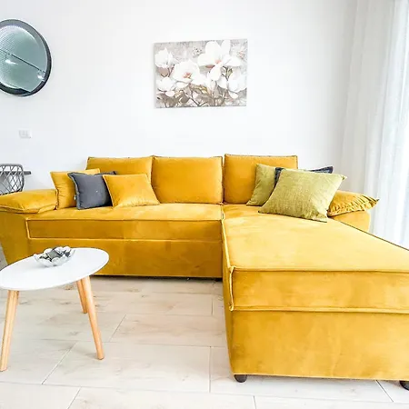 Infinity 819 Golem (Tirana)